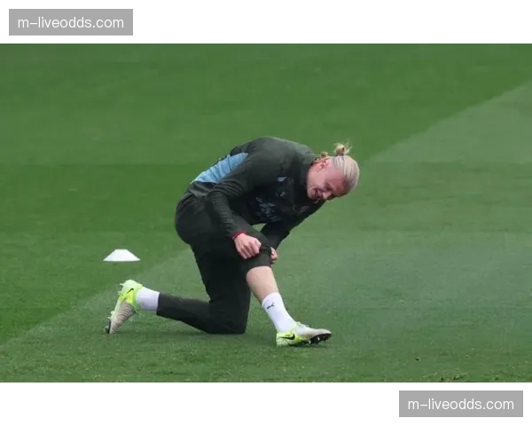 特写：哈兰德在曼城训练基地加练点球的午后