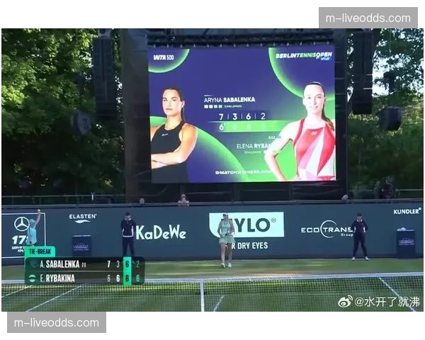 特写:WTA总决赛,决胜盘抢七局后的漫长握手 特写:WTA总决赛,决胜盘抢七局后的漫长握手